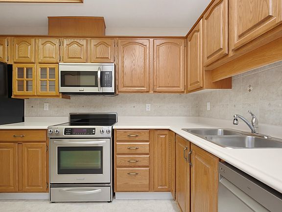 4th image of 8985 Mary St #310