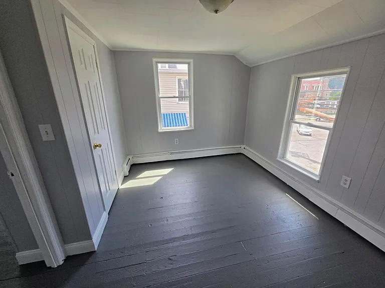 1437 W Court St — Photo 9