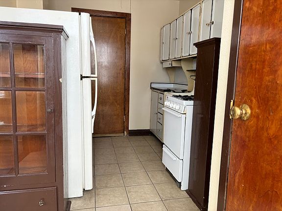 5th image of 126 N Genesee St #206