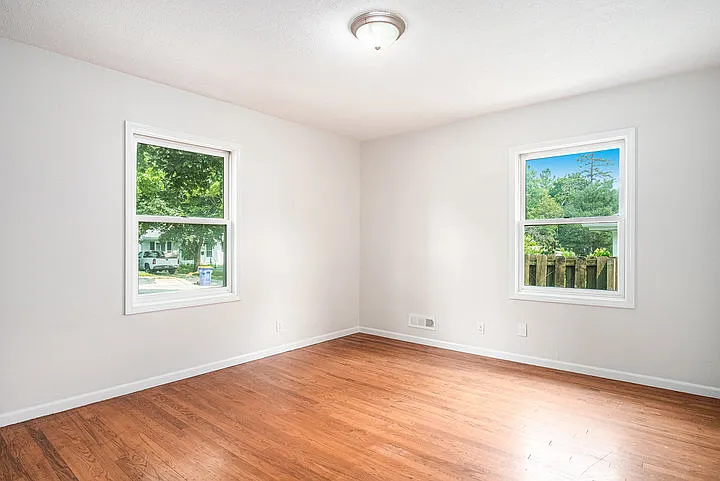 130 Plymouth Ave NE — Photo 17