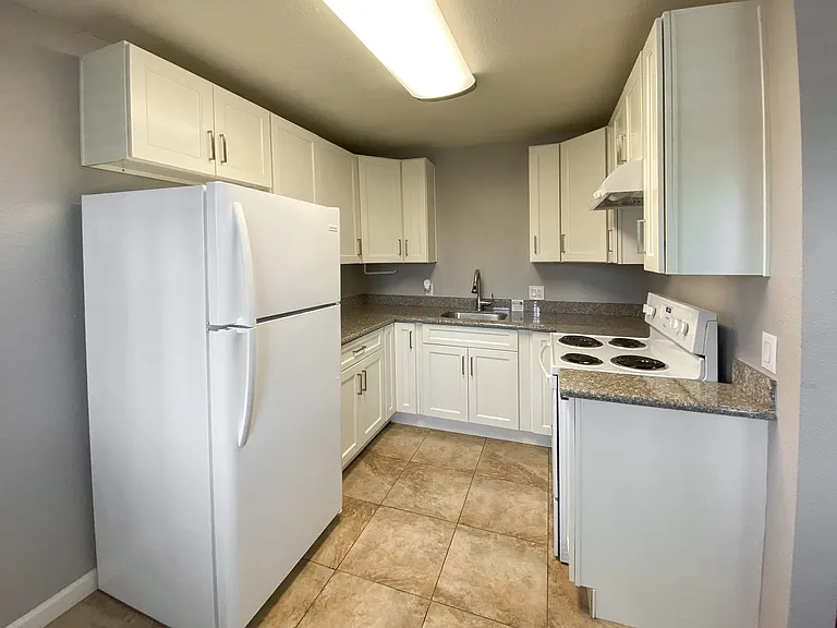 1717 Amber Dr — Photo 6