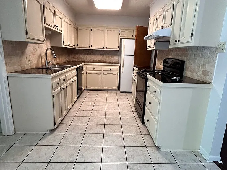 1138 Brookhollow Dr — Photo 8