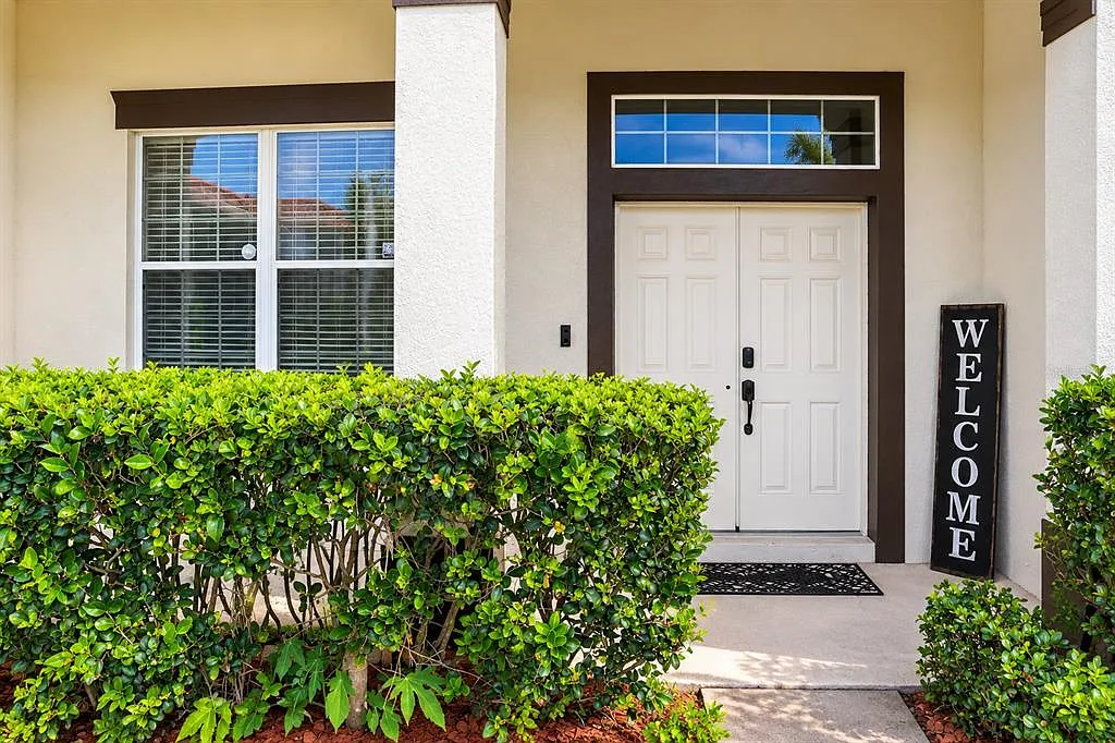 3 bed, 2.0 bath, 2351 sqft, $2,700 — Photo 2