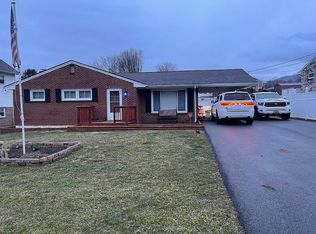 505 Mountain Ln, Bluefield, VA 24605