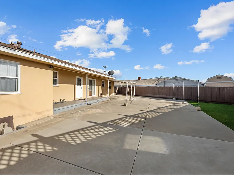2260 Altadena Ave — Photo 24