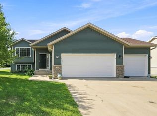 708 Maplebrook Dr NE, Stewartville, MN 55976