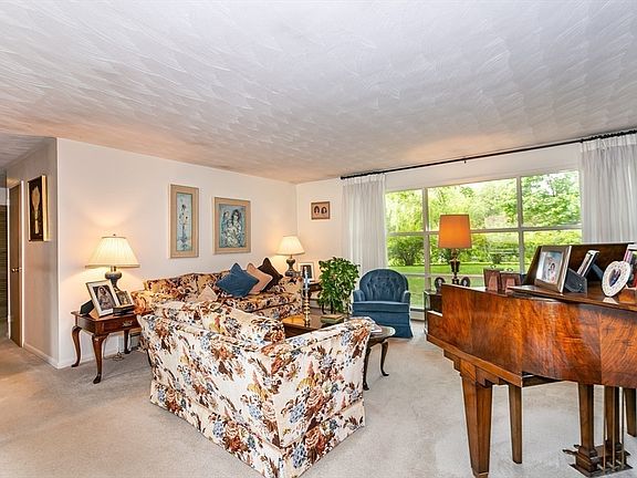 5th image of 23 Russell Cir
