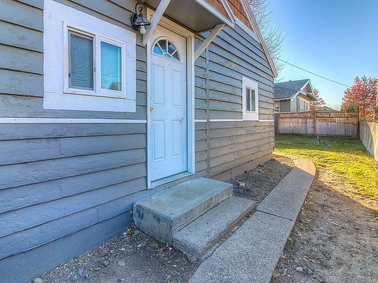 411 S Naches Ave — Photo 3