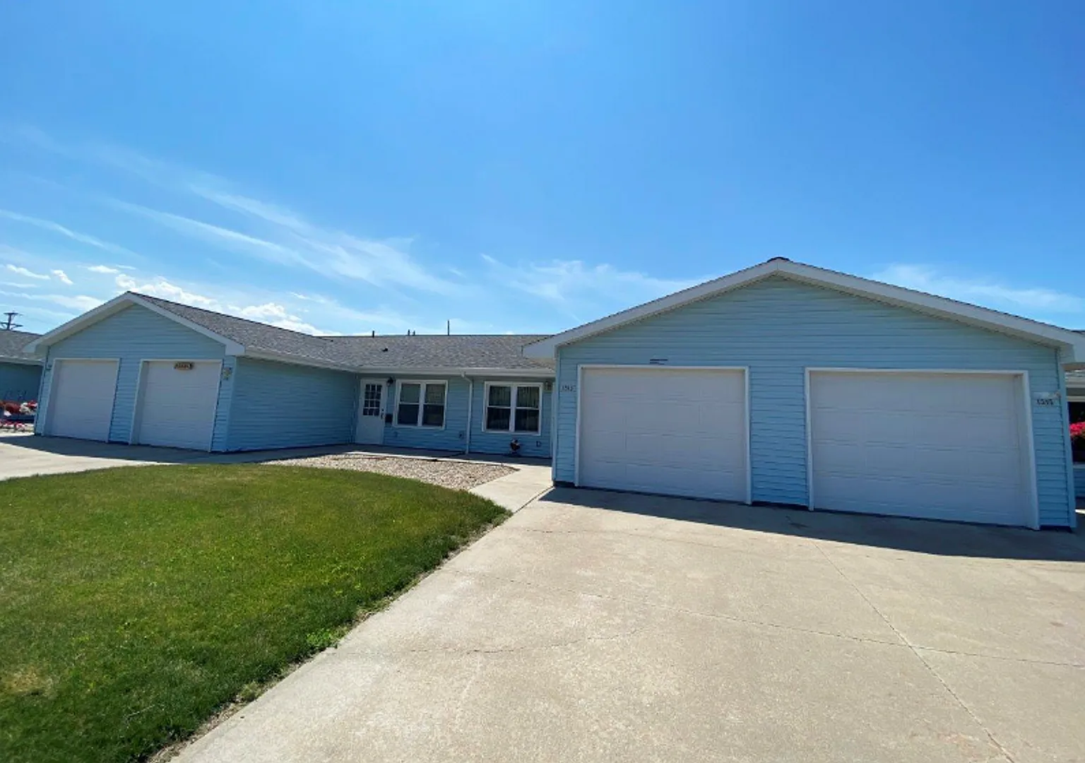 2 Bedroom 1 Bath Townhome with Garage — Photo 3