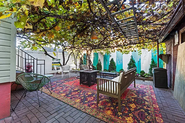 Rented by Aron Fried, LREB | media 35