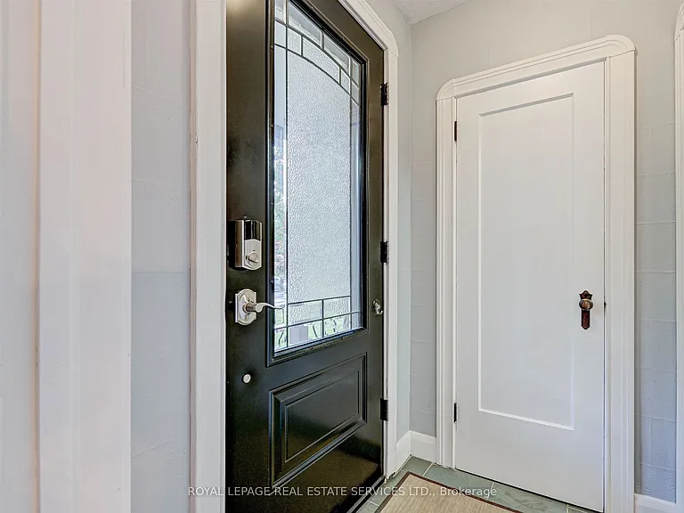884 Royal York Rd — Photo 3