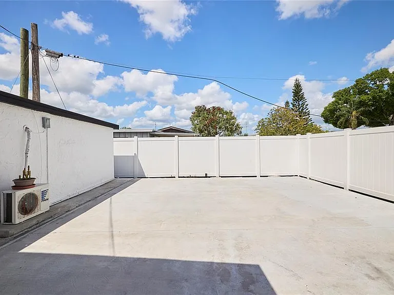 6804 N Hubert Ave — Photo 33
