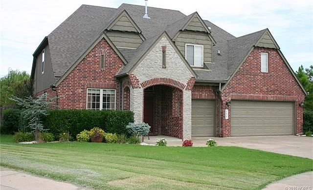 Great curb appeal, Union schools, wonderful neighborhood!  Lot sits in a semi cul-de-sac that sits back from the street.