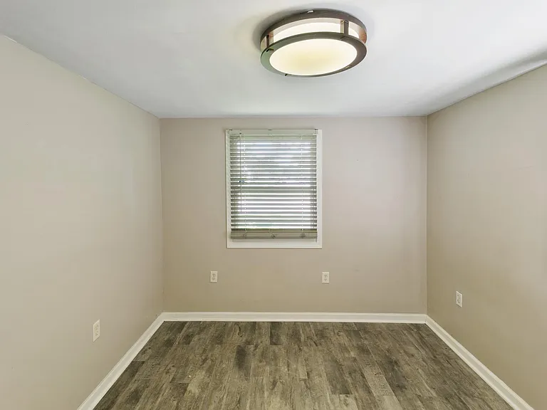 502 E High St — Photo 8