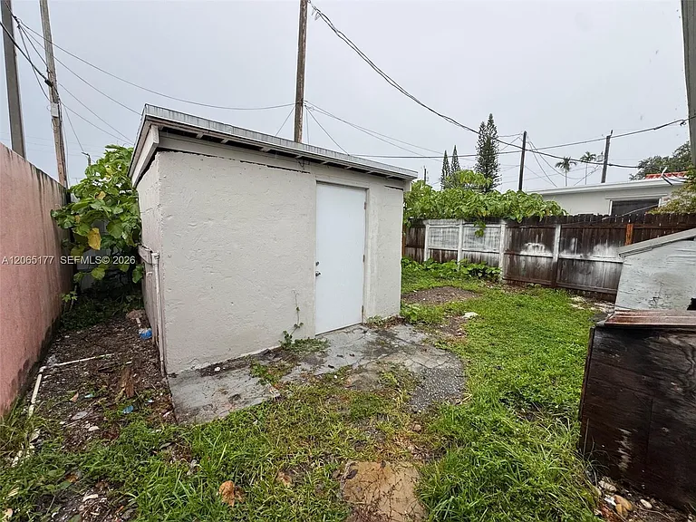 2380 NW Flagler Ter #R — Photo 11