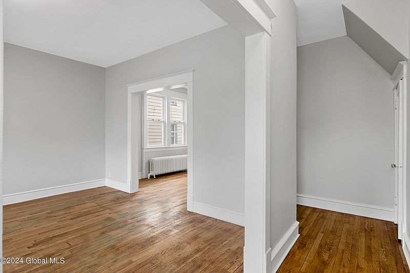 4th image of 638 N Pearl Street
