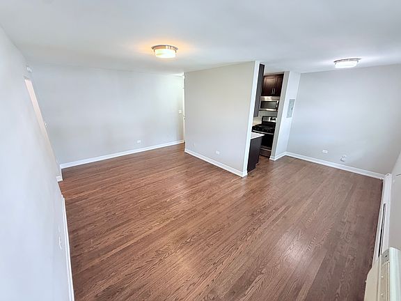 5th image of 525-26 W Oakdale Ave #319