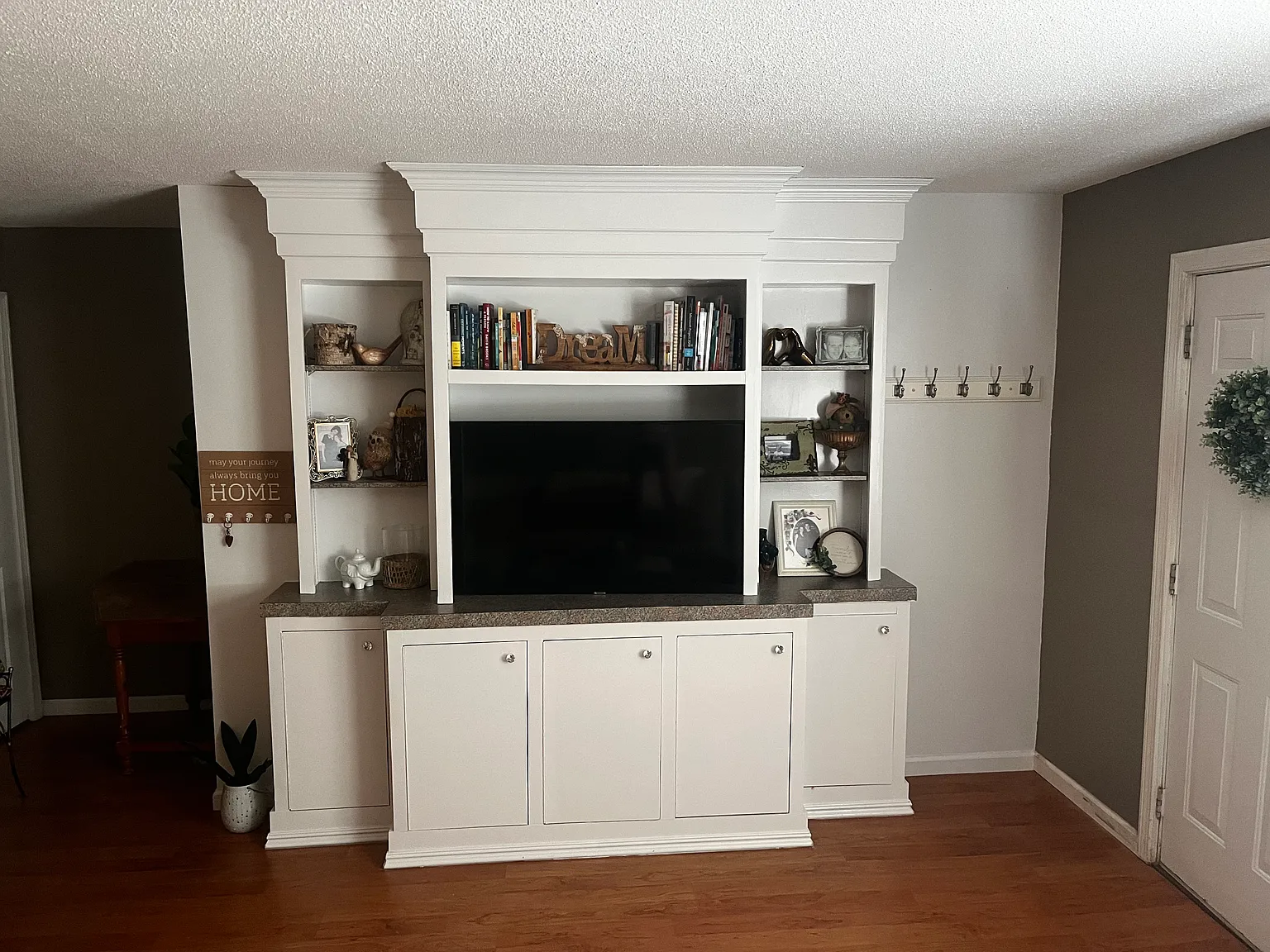 2 bed, 800 sqft, $2,200 — Photo 1