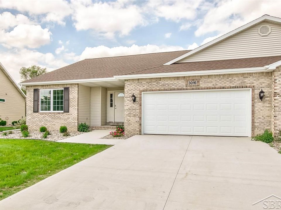 3 bd, 2 ba with open floor plan