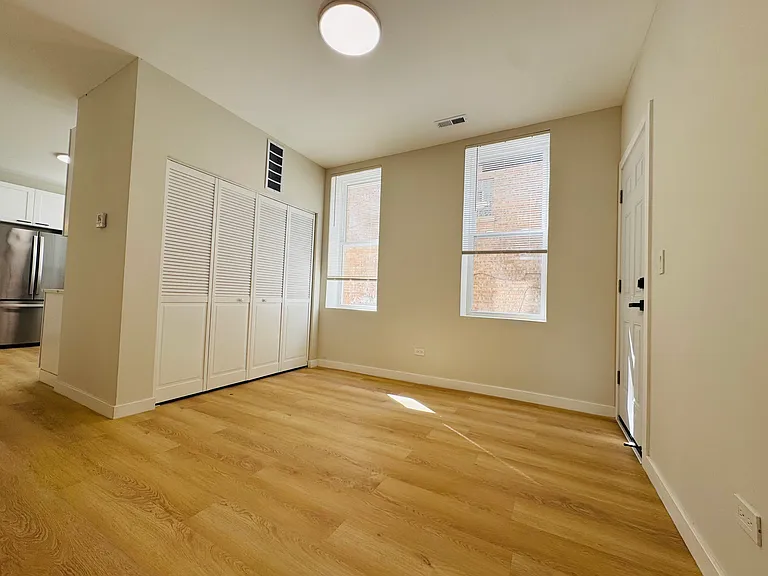 833 W 35th Pl #1R — Photo 4
