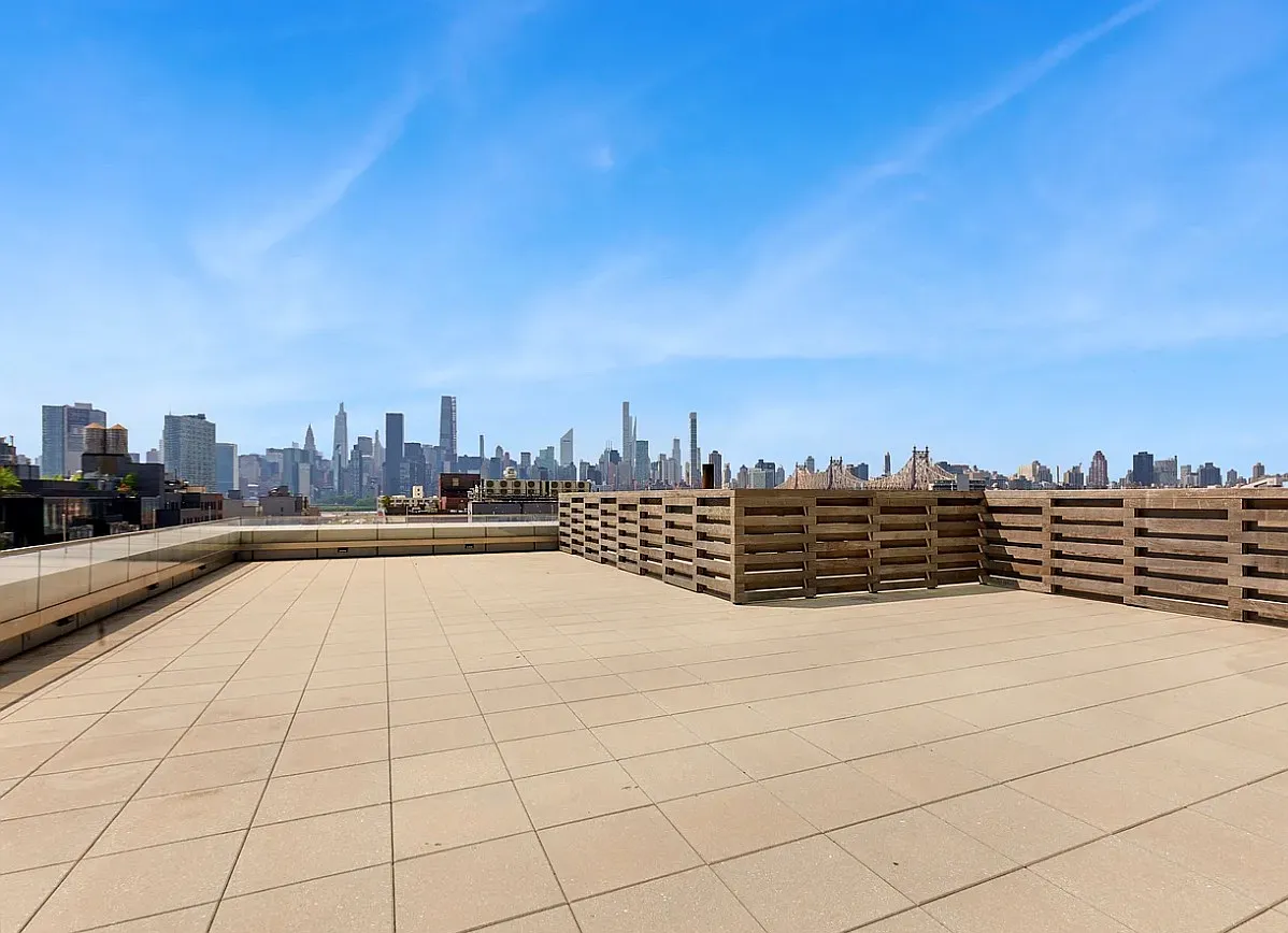 3 Court Square — Photo 3