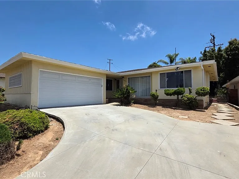 6034 S Kings Rd — Photo 2