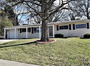 305 Walnut Dr, Streamwood, IL 60107