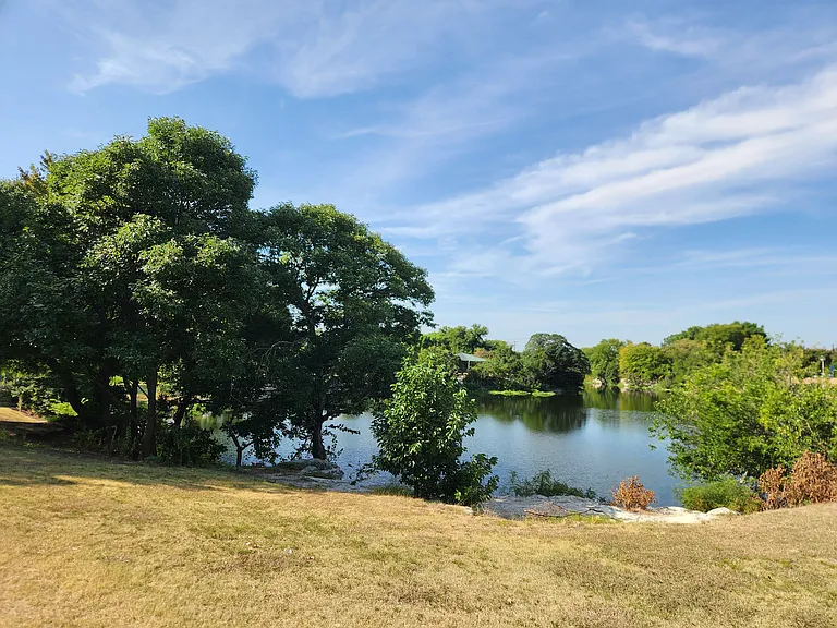 Bethany Lakes Park is 3-5 minutes from home and is one of Allen's most beautiful parks. Features Ponds, fishing, walking trails, exercise area, kids jungle gym and amphitheater/events and more.