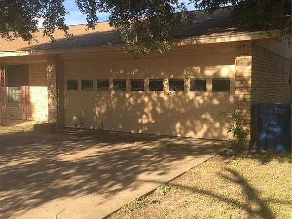 3rd image of 104 Twin Circle Dr