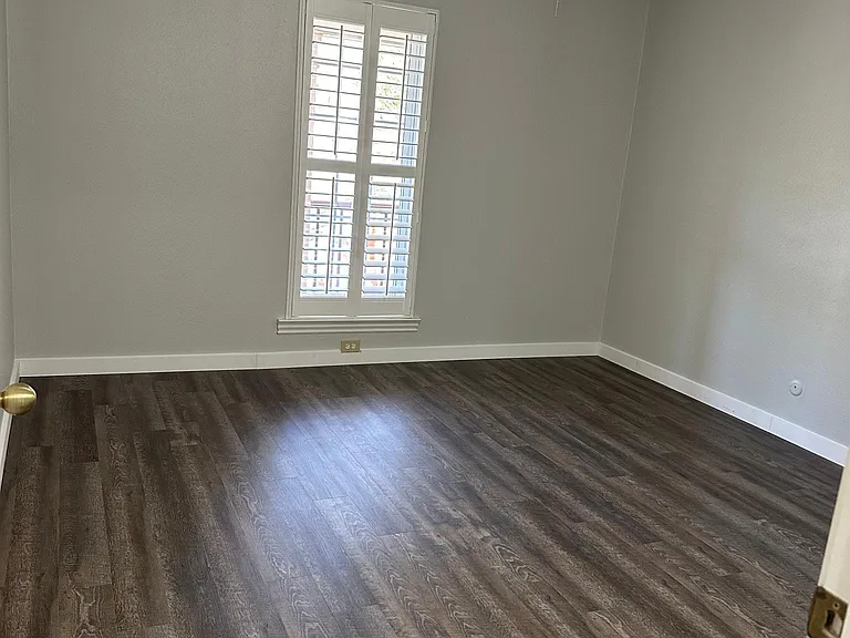 902 Roaring Springs Rd — Photo 10