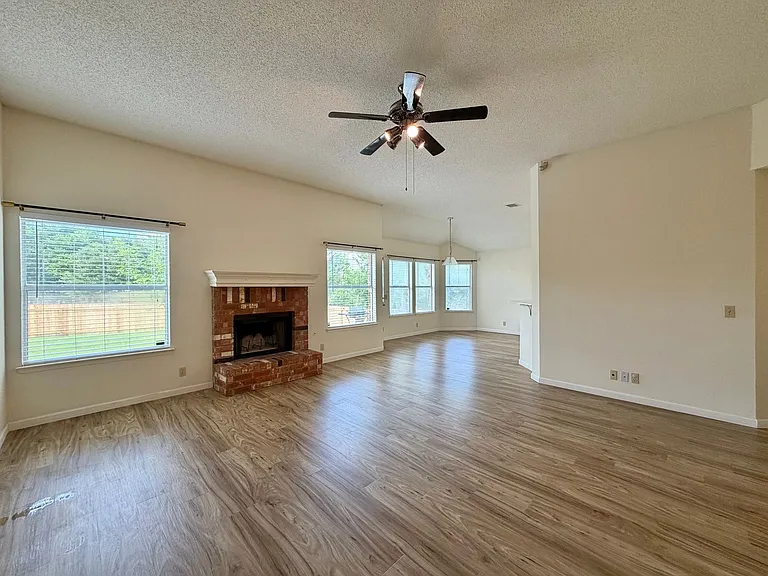 2200 Emmett Pkwy — Photo 4