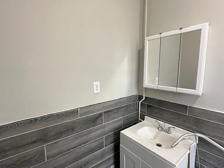 83 Sachem St #2R — Photo 8