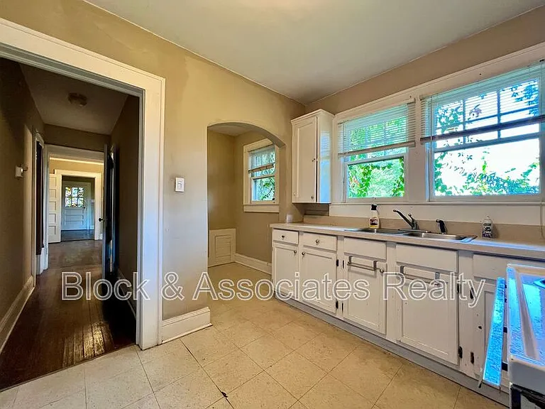 120 S Poplar St — Photo 7