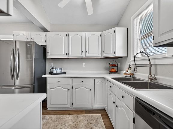 3rd image of 711 Renrose Ave