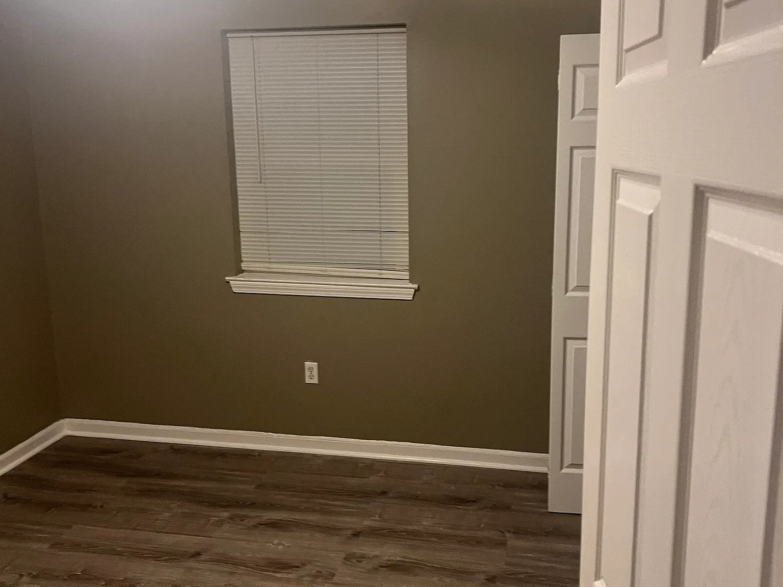 3 bed, 1100 sqft, $1,200 — Photo 2