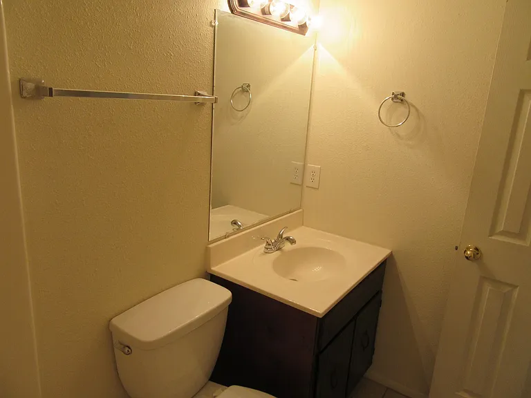 1104 W 19th Ct — Photo 9