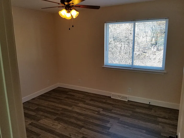 405 Collinsville Rd — Photo 12