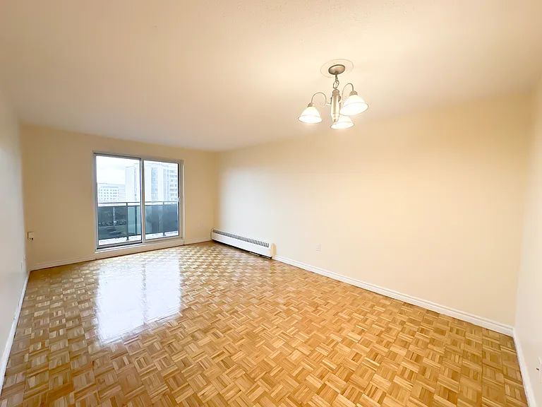 90 Paisley Blvd W — Photo 3
