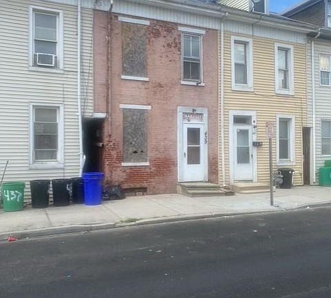2nd image of 439 E Walnut St