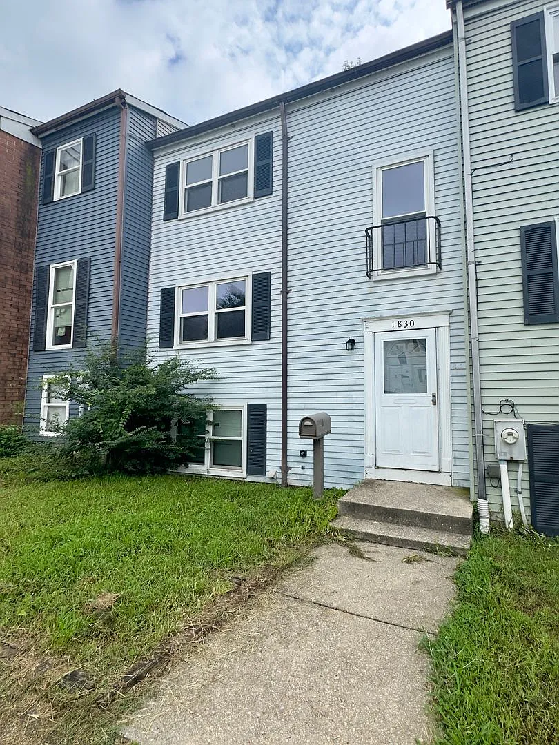 Charming 3-Bedroom Townhome in Prime Edgewood Location — Photo 1
