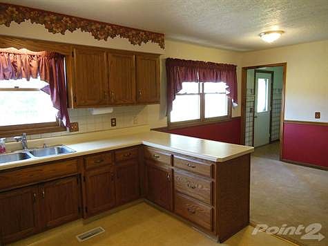 Open concept kitchen/dining area
