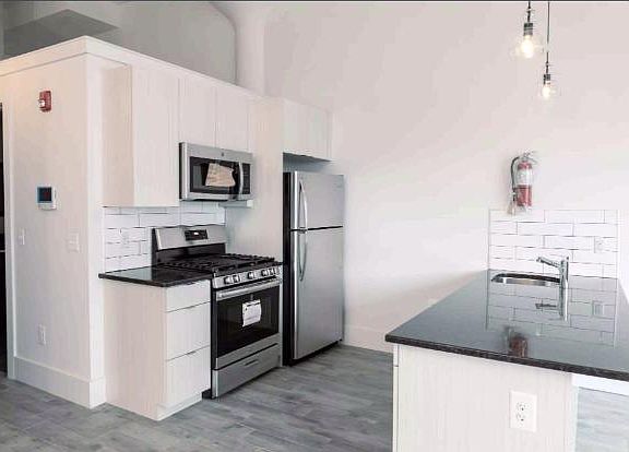 2nd image of 293 Hoyt St