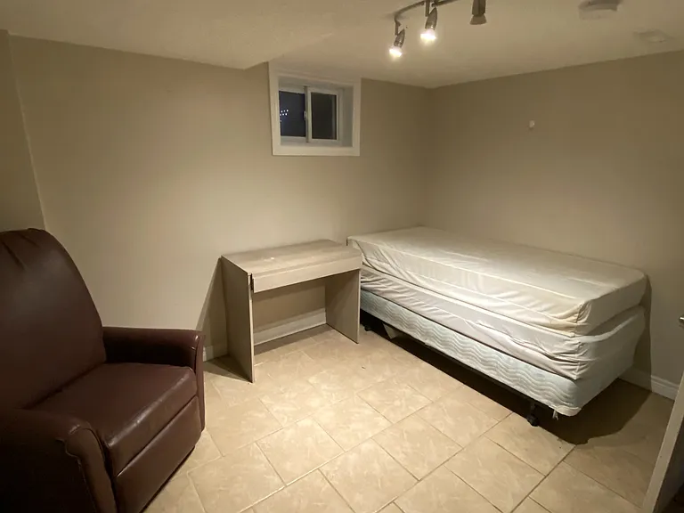 81 Elgin Cres #3 — Photo 2