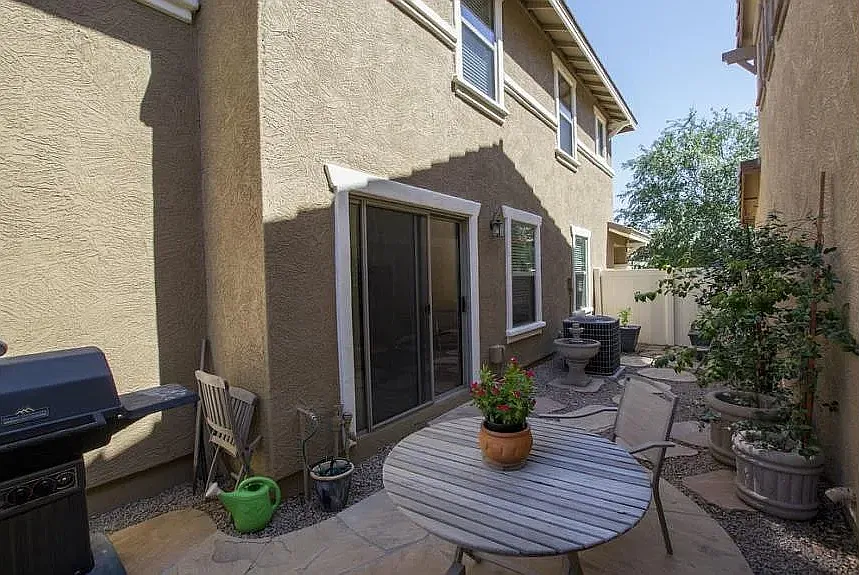 4 bed, 2038 sqft, $2,395 — Photo 2