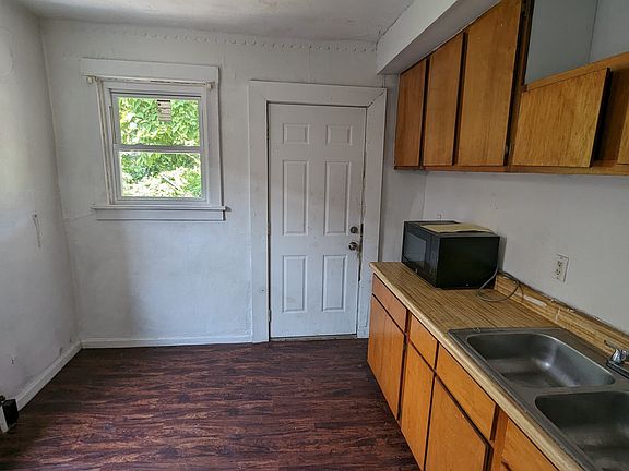 3rd image of 2513 Crescent Ave
