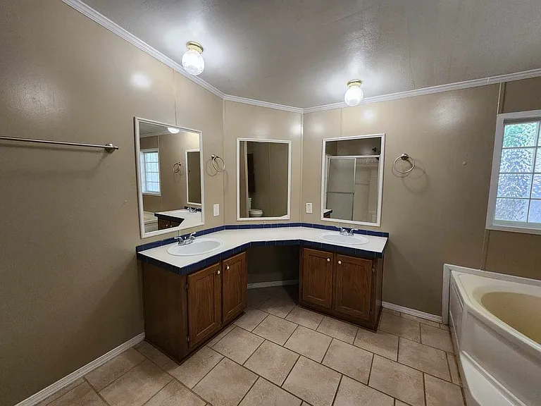 922 Ashwood St — Photo 34