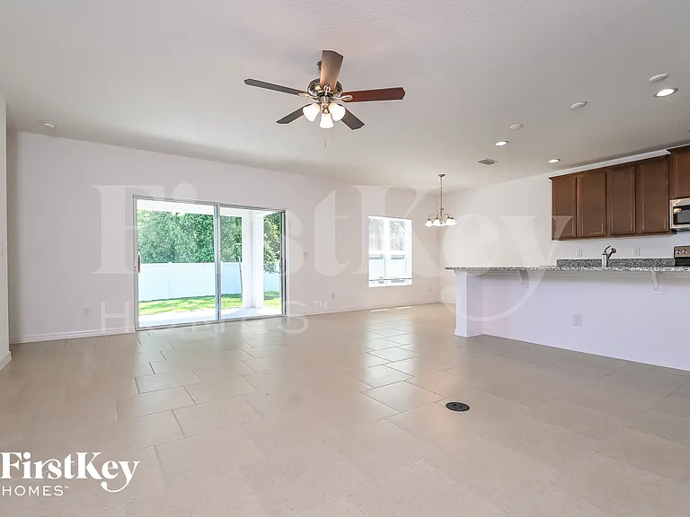 900 Avenal Ln — Photo 2