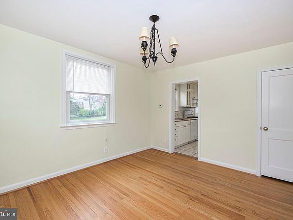 5th image of 415 Hastings Ave