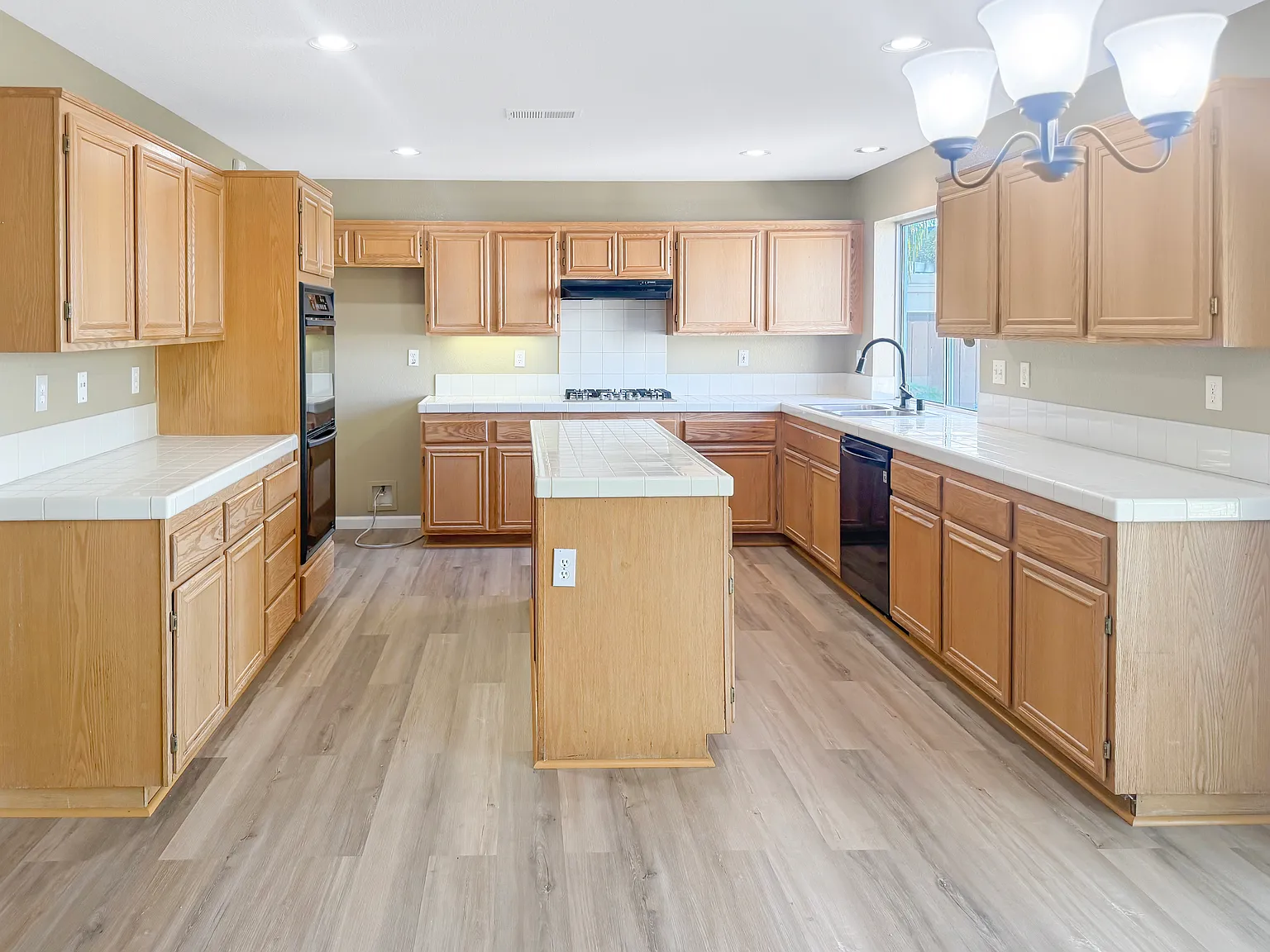 5 bed, 2.5 bath, 2886 sqft, $5,400 — Photo 4