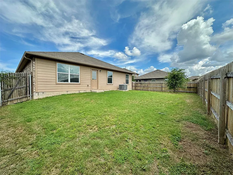 10708 Seguin St — Photo 17